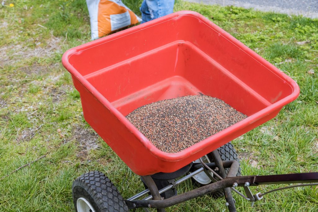 Gras zaaien met Strooiwagen