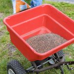 Gras zaaien met Strooiwagen